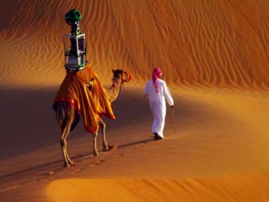 Google пусна камила с монтирана камера в пустинята