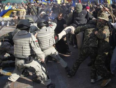 Украински националисти се бият с милицията пред Върховната рада