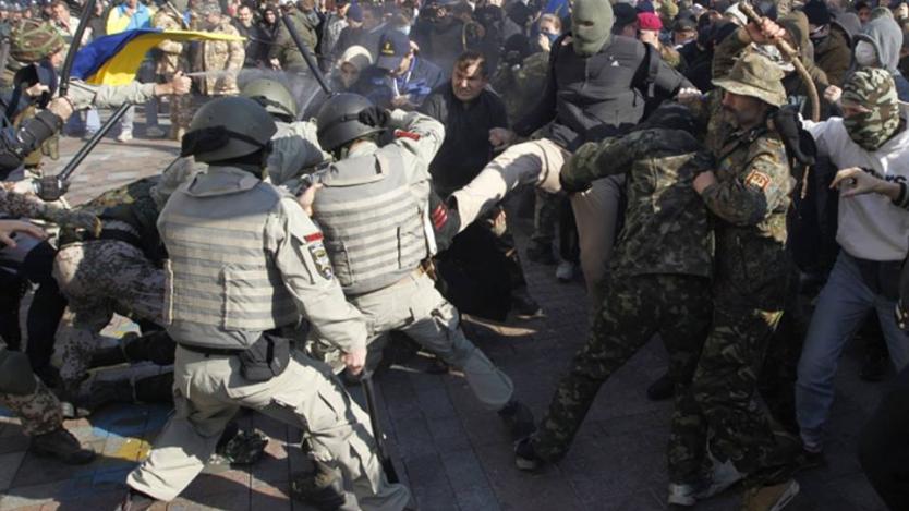 Украински националисти се бият с милицията пред Върховната рада