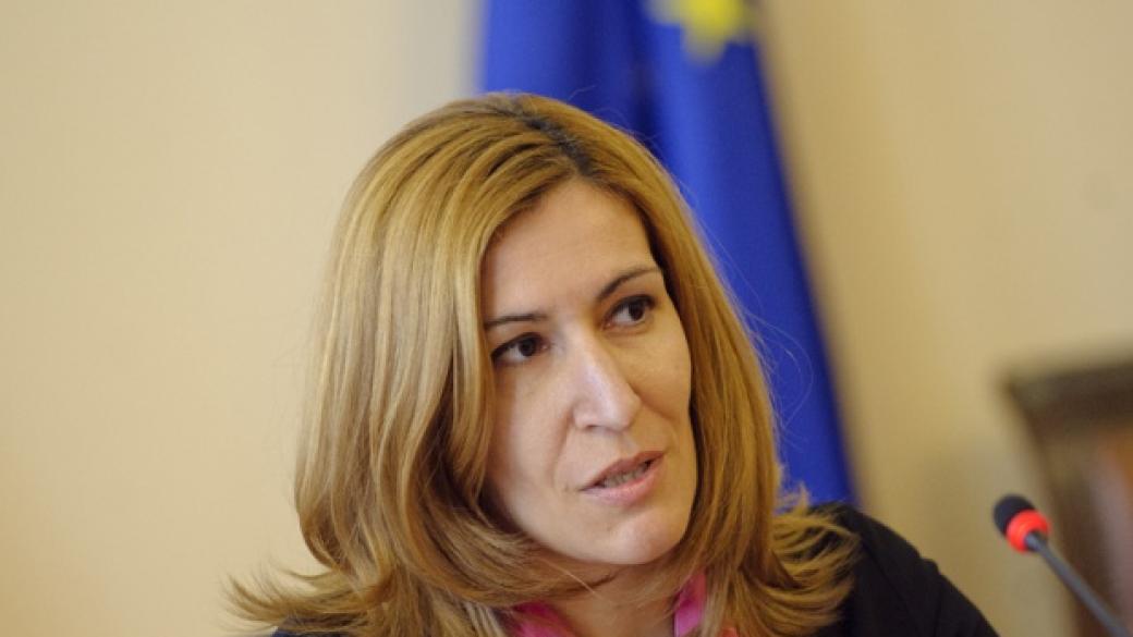 Министър Ангелкова спешно въвежда ред в БДЖ и НКЖИ