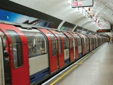 Лондонското метро пуска нощни влакове