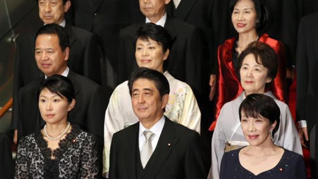Двама министри напускат японското правителство след скандали с подаръци