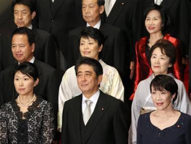 Двама министри напускат японското правителство след скандали с подаръци