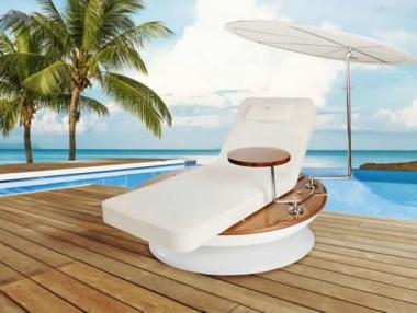 Умен шезлонг поръчва бира и се върти според слънцето