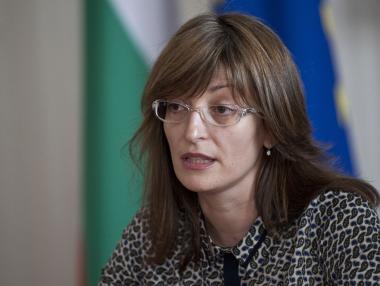 Захариева похвали снегопочистването на пътната агенция без пари