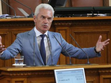 „Илюминатите клатят банковата система“