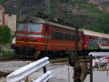 Повреда на микробус предизвика инцидент на жп прелез