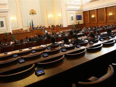 Парламентарен шум и oпасни идеи за КТБ