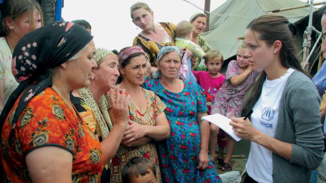 Анджелина Джоли и нобелистът Десмонд Туту ще бранят хора без паспорт