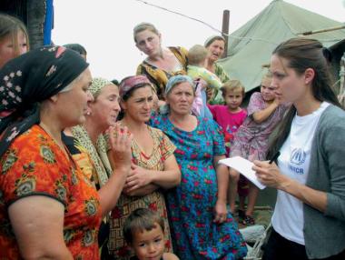 Анджелина Джоли и нобелистът Десмонд Туту ще бранят хора без паспорт