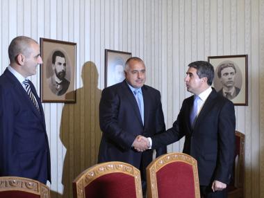 Борисов с мандат в ръка: Моля ДПС да не гласува за нас