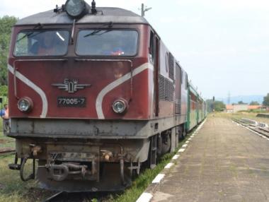 Локомотив и вагон дерайлираха след удар с фадрома