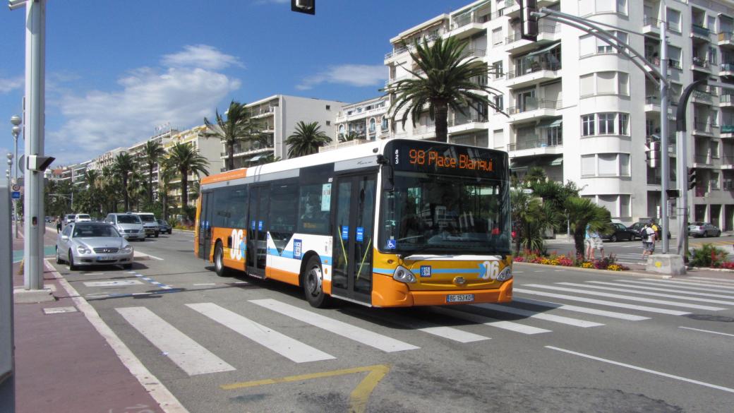 Едногодишен платен отпуск подариха колеги на френски автобусен шофьор