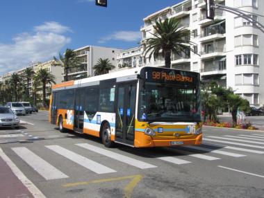 Едногодишен платен отпуск подариха колеги на френски автобусен шофьор