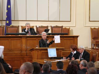 Само 62 депутати ще дарят първата си заплата за благотворителност