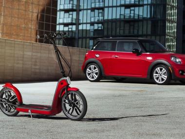 MINI показа електрически скутер