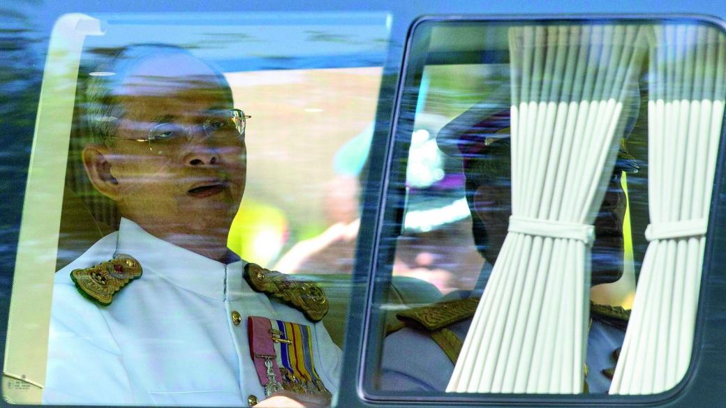 Кралят на Тайланд притесни народа с връщането си в болница