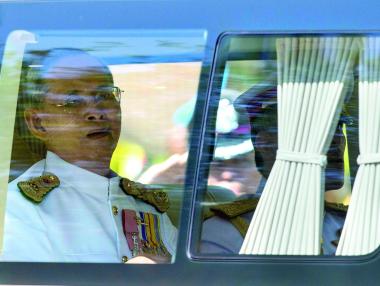 Кралят на Тайланд притесни народа с връщането си в болница