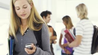 Испания забрани смартфони в класните стаи