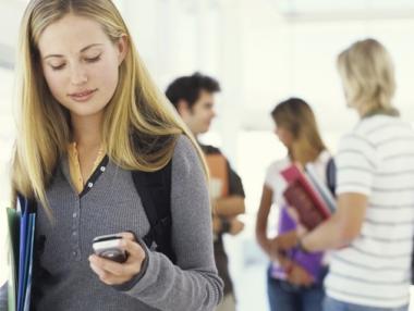 Испания забрани смартфони в класните стаи