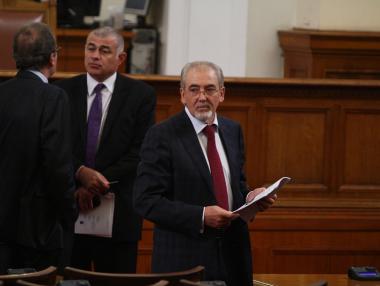 ДПС изключи двама депутати, избрани с преференция