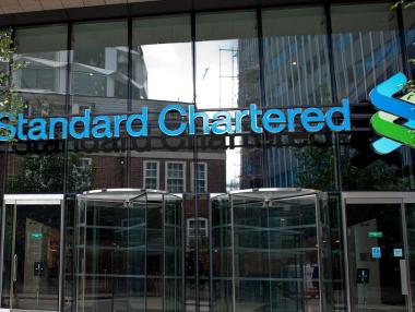 S&P свали рейтинга на Standard Chartered