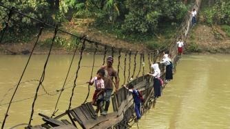 Трудният път до училище