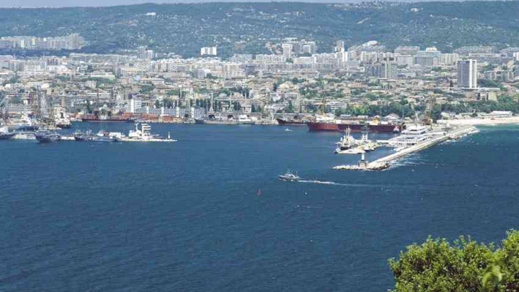 Пристанище Варна затвори заради мъгла