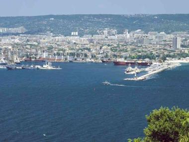 Пристанище Варна затвори заради мъгла