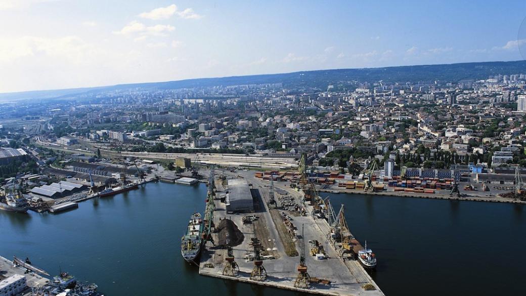 Силен вятър затворил Пристанище Варна