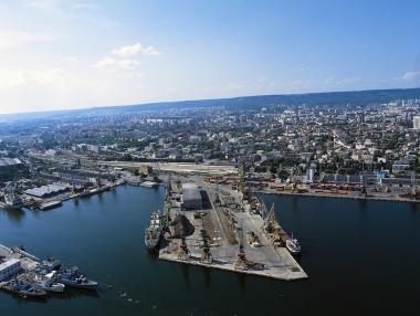 Силен вятър затворил Пристанище Варна