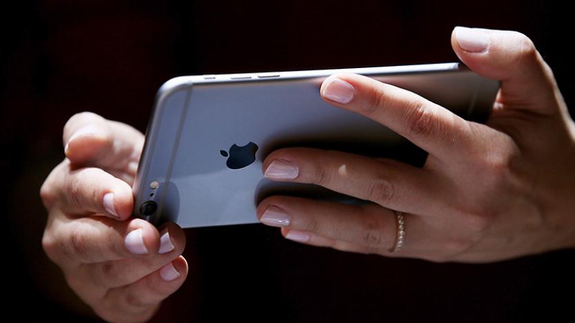 Apple разработва 4-инчов дамски iPhone