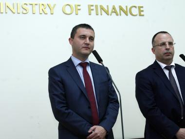 Теглим 1.5 млрд. евро от 4 банки