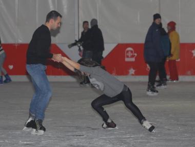 Най-голямата ледена пързалка на Балканите отвори врати в София