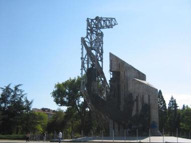 Местят паметника пред НДК в Южния парк