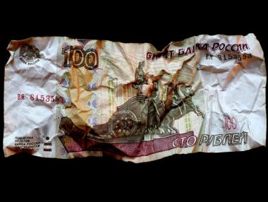 Руската рубла се срива стремглаво