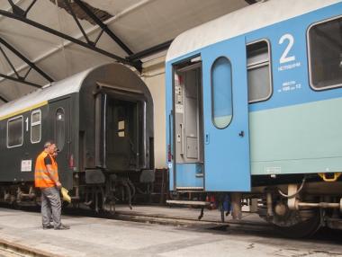 127 влака с допълнителни вагони за Коледа