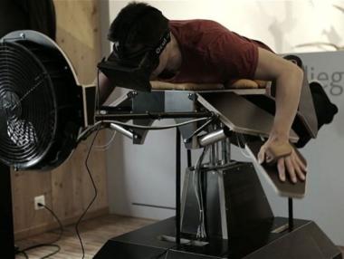 Човек полита като птица с нов симулатор