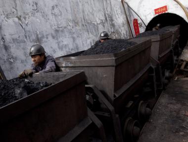 Китай затваря 2000 мини до 2016 г.