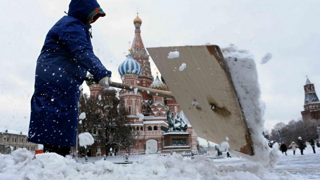 Сняг блокира Москва