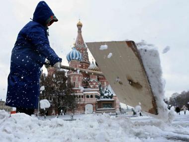 Сняг блокира Москва