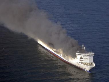 4 българи са спасени от горящия ферибот