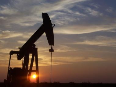 Петролът продължава спада си