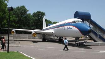 Продават два самолета на Елвис Пресли