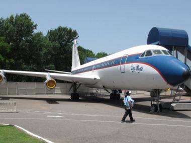 Продават два самолета на Елвис Пресли