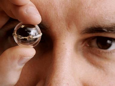 Учени разработиха контактни лещи с LED екрани