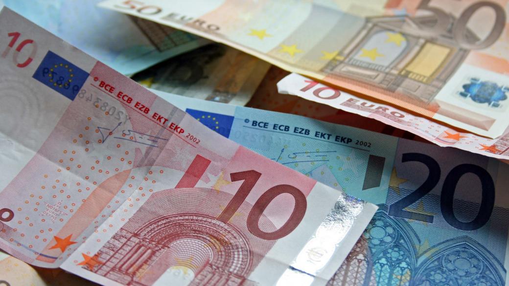 Залозите срещу еврото срутиха единната валута до 9-годишно дъно