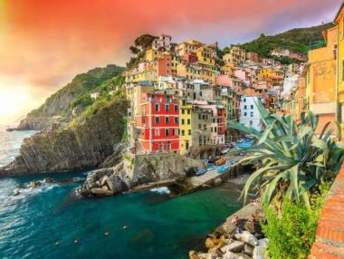 15 удивителни града, разположени върху скали