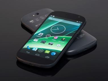 Първият смартфон с два дисплея вече се продава у нас