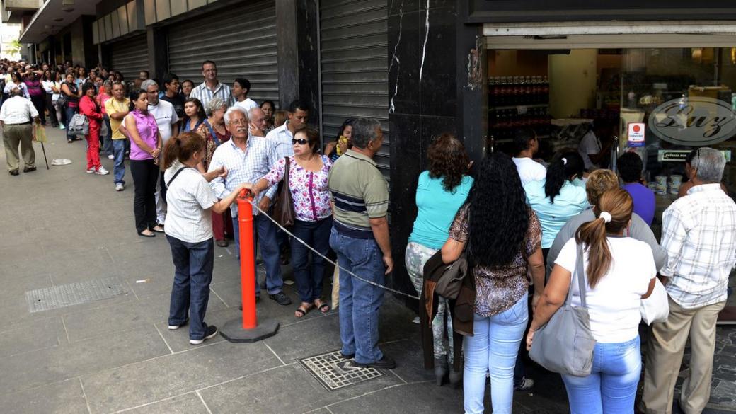 Забраниха нощните опашки пред магазини във Венецуела